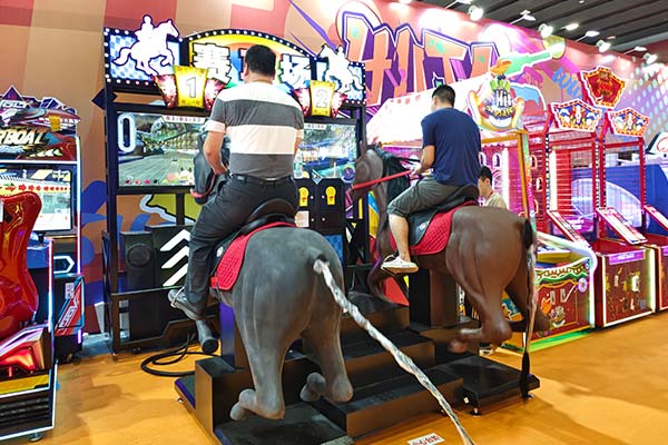 Ride-Horse-Simulator-Racing-Arcade-Game-Machines-at-YUTO-GTI-Booth