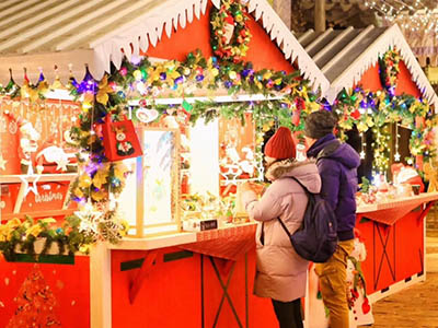 Make-Booths-at-Carnivals-a-Hit-with-Christmas-Themed-Fun